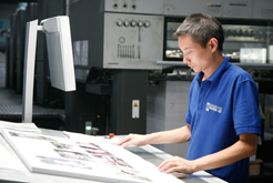 海虹彩印車(chē)間工作人員